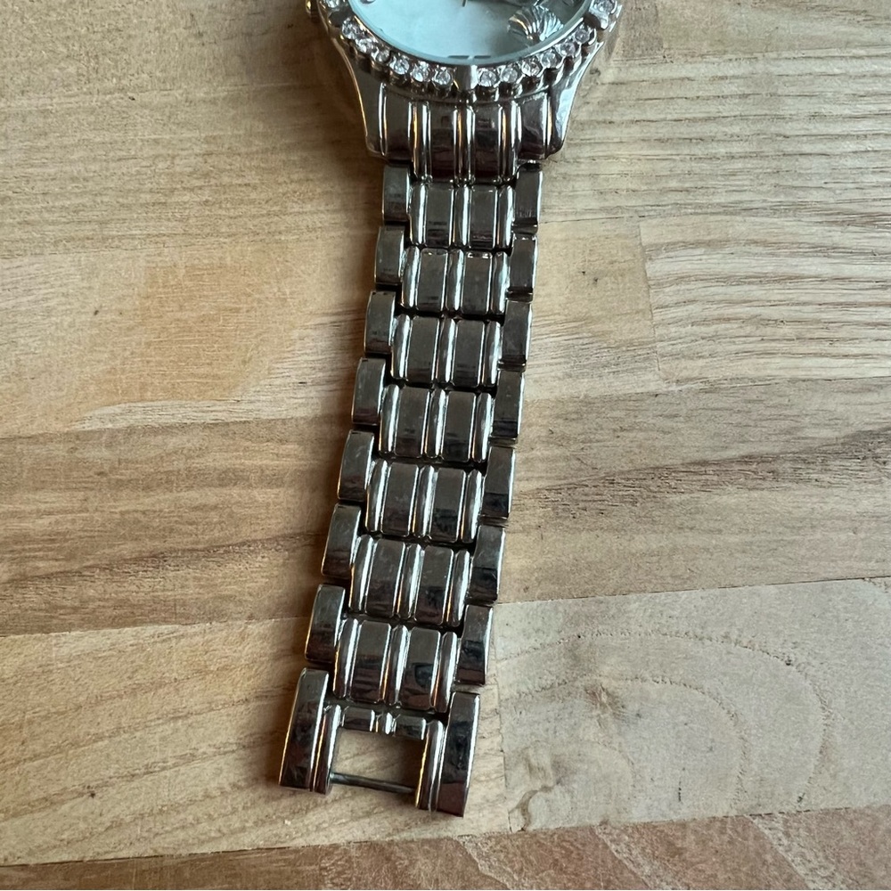 Avon ladies silver tone Beachy fashion watch NEW BATTERY - Picture 4 of 7
